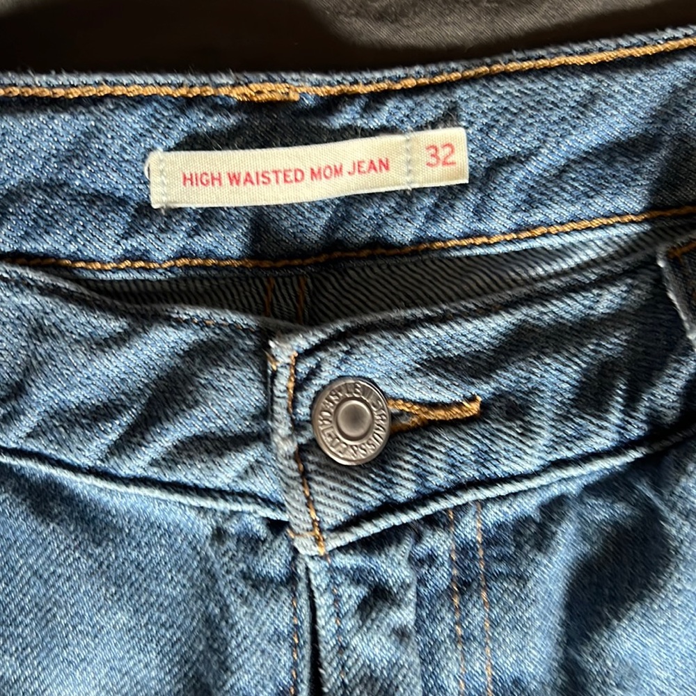 Levi High Waisted Mom Jean